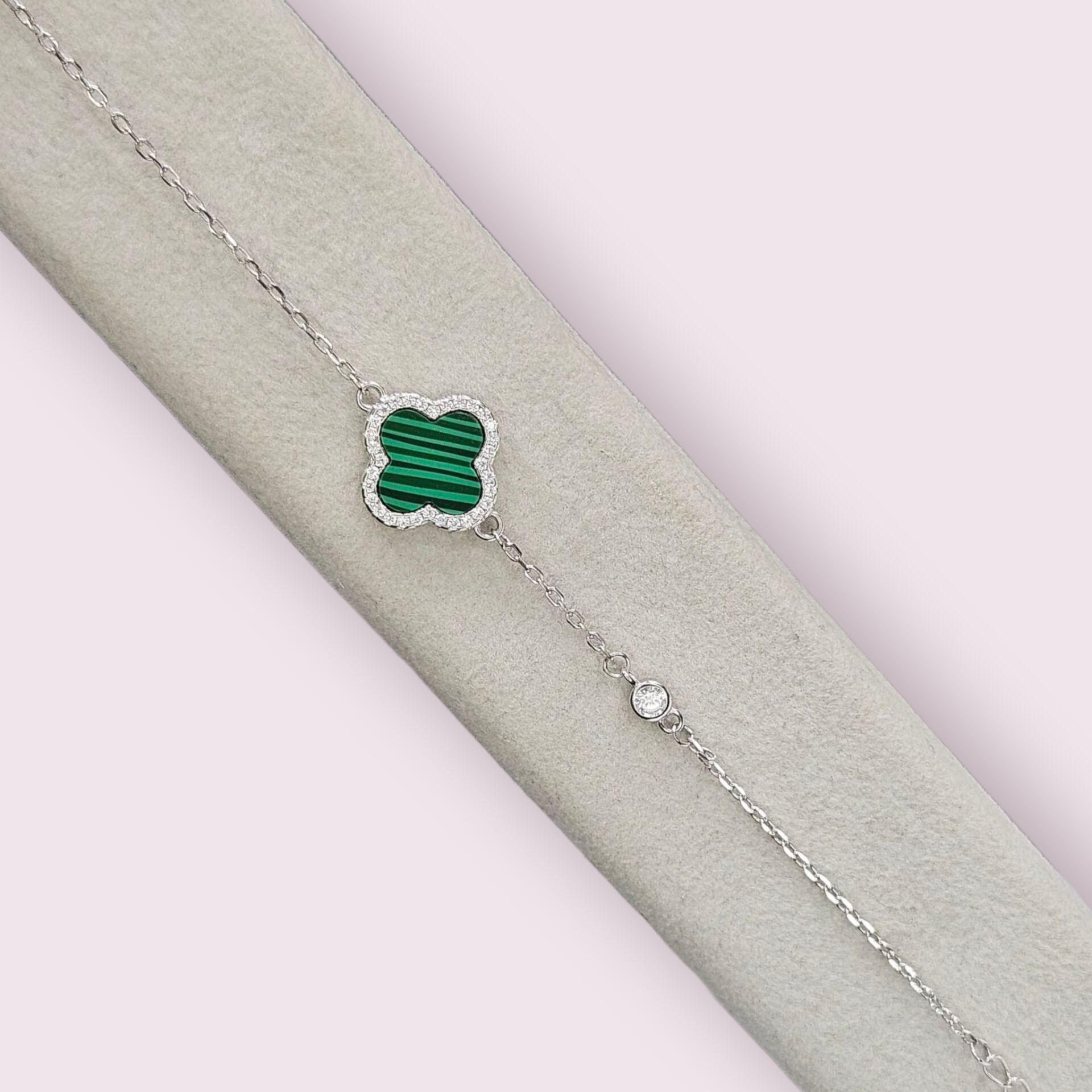 Yeşil Renk Yonca Model Zirkon Taşlı Minimal Gümüş Bileklik