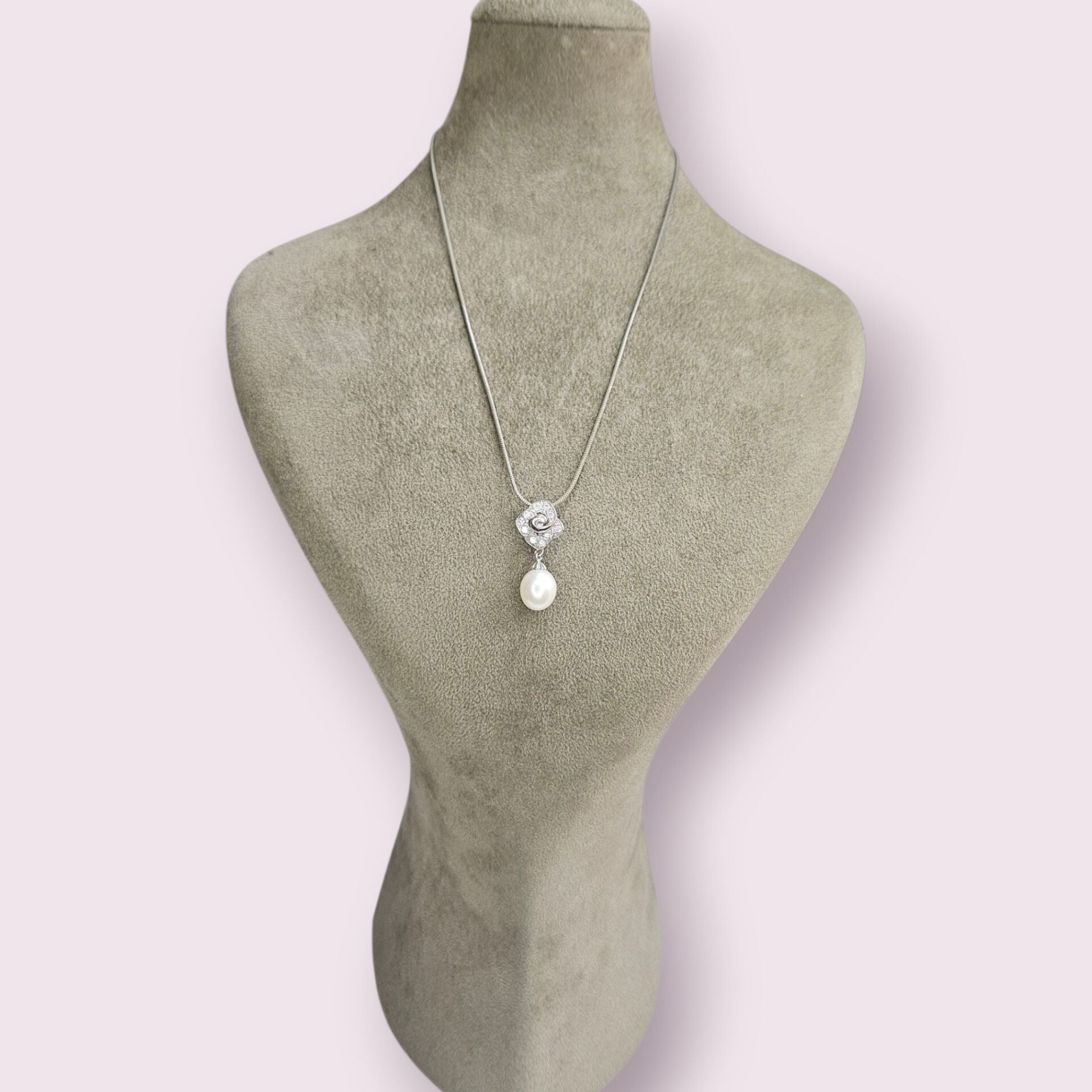 Çiçek Form Zirkon Taşlı İnci Kolye