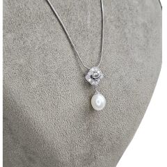 Çiçek Form Zirkon Taşlı İnci Kolye