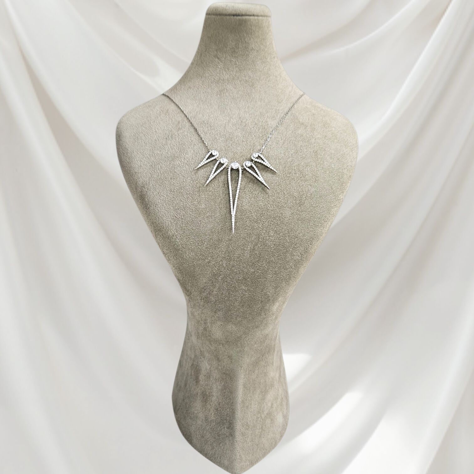 Zirkon Taşlı Damla Model Kadın Şık Gümüş Kolye