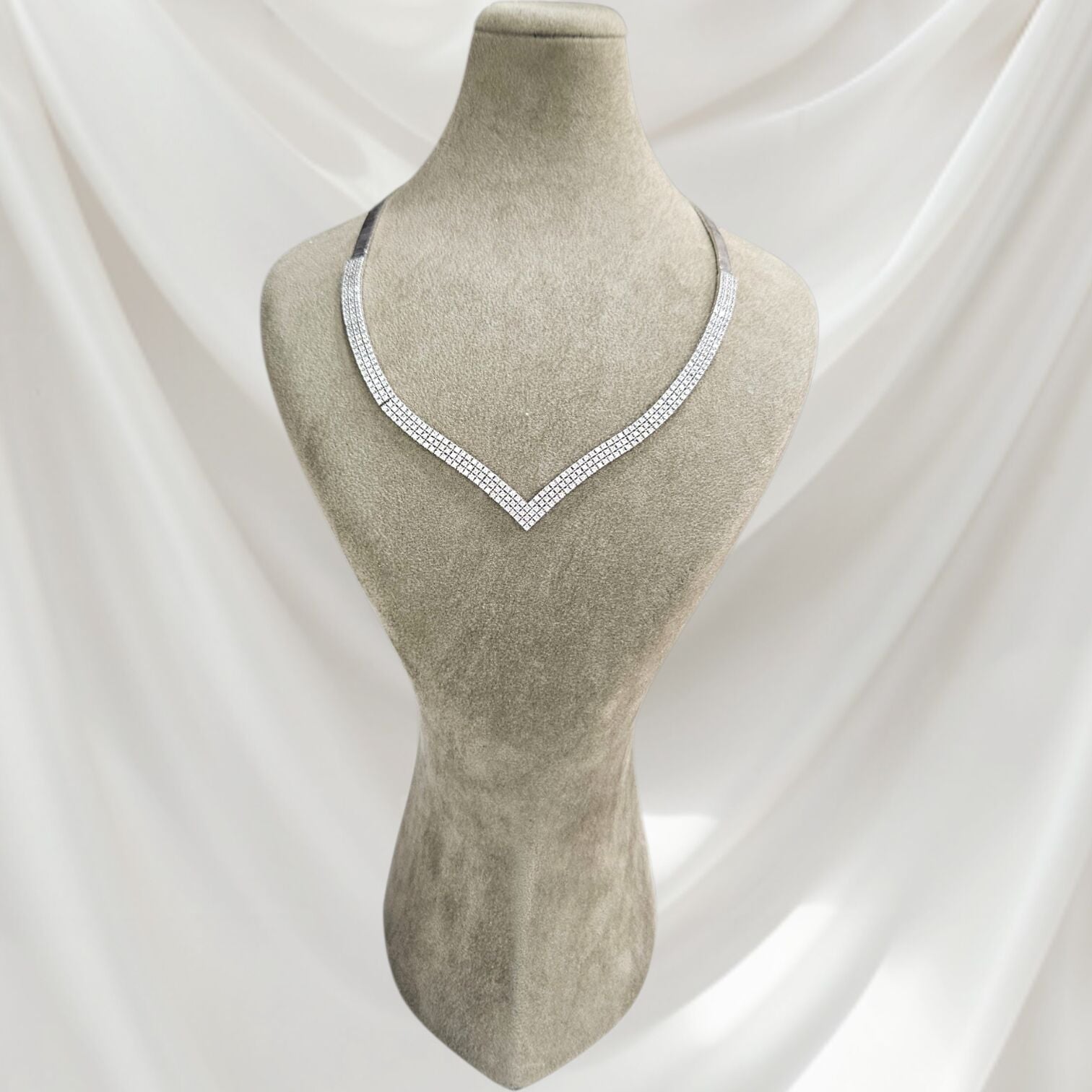 V Yaka Kadın Abiye Gümüş Kolye