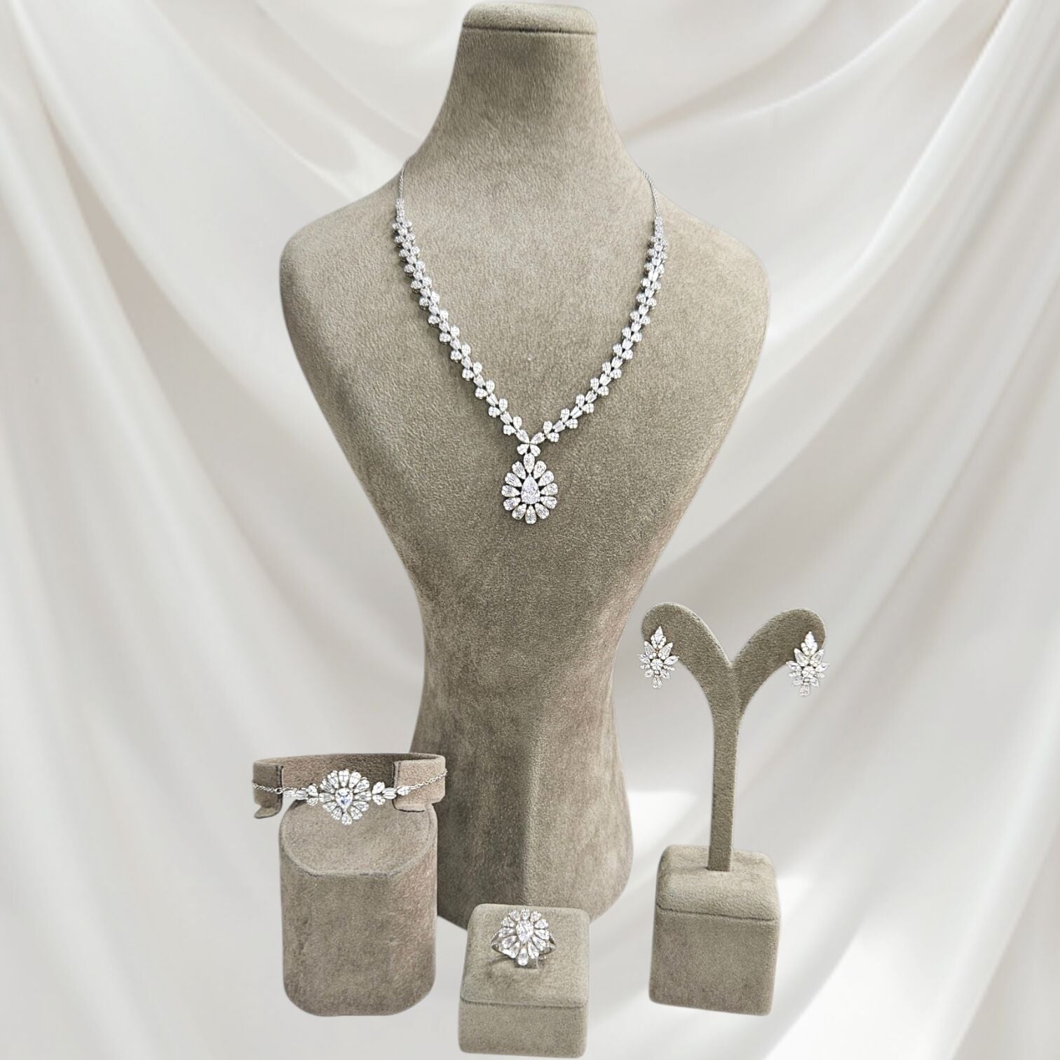 Zirkon Taşlı Şık Kadın Abiye Gümüş Set