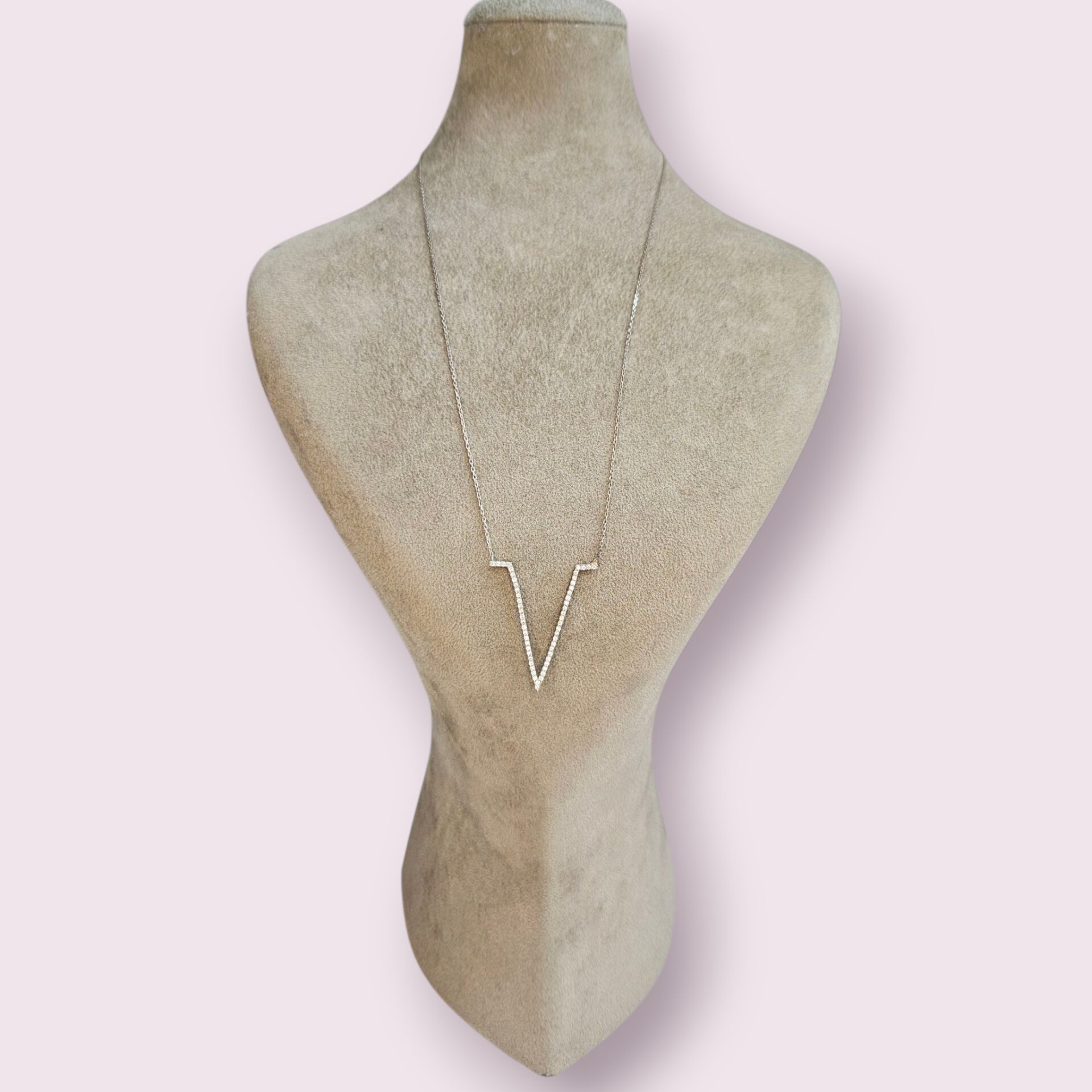 V Model Taşlı Gümüş Kolye
