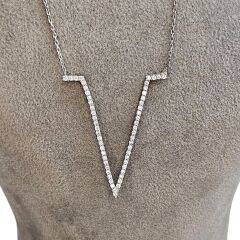 V Model Taşlı Gümüş Kolye