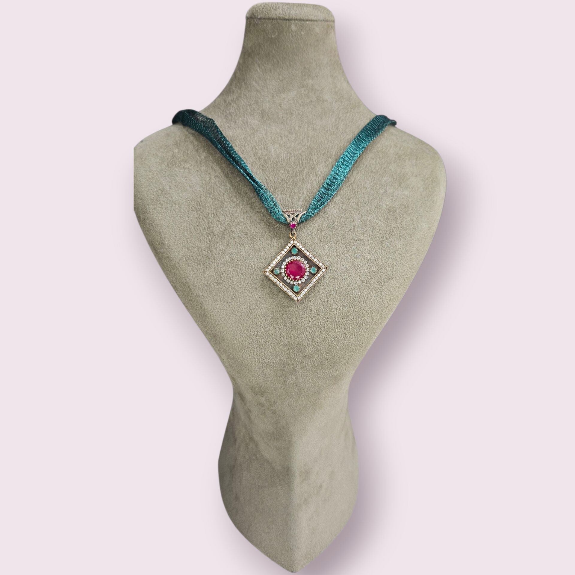 Ortası Büyük Yakut Taşlı Otantik Kolye