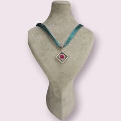 Ortası Büyük Yakut Taşlı Otantik Kolye