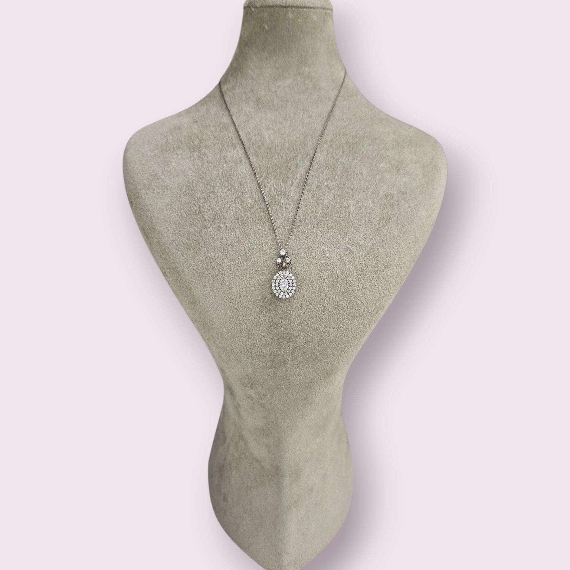 Oval Taşlı Elmas Model Gümüş Kolye