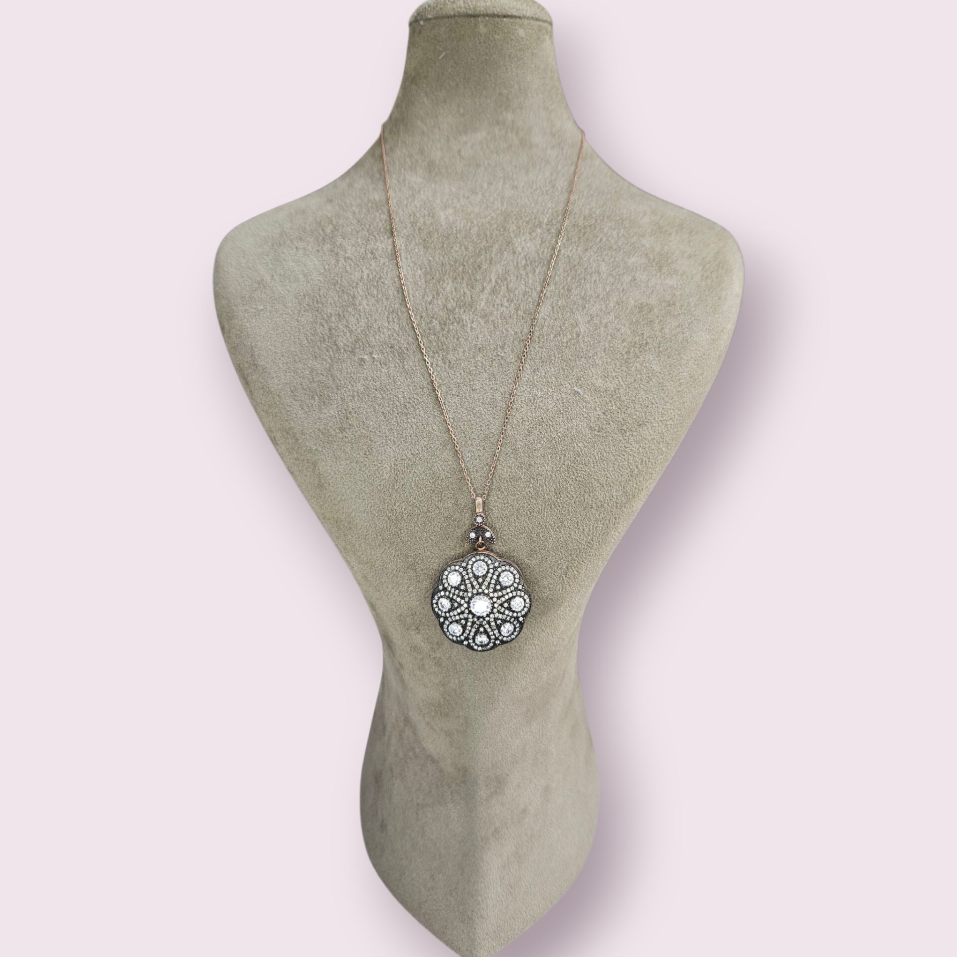 Zirkon Taşlı Daire Form Elmas Model Gümüş Kolye