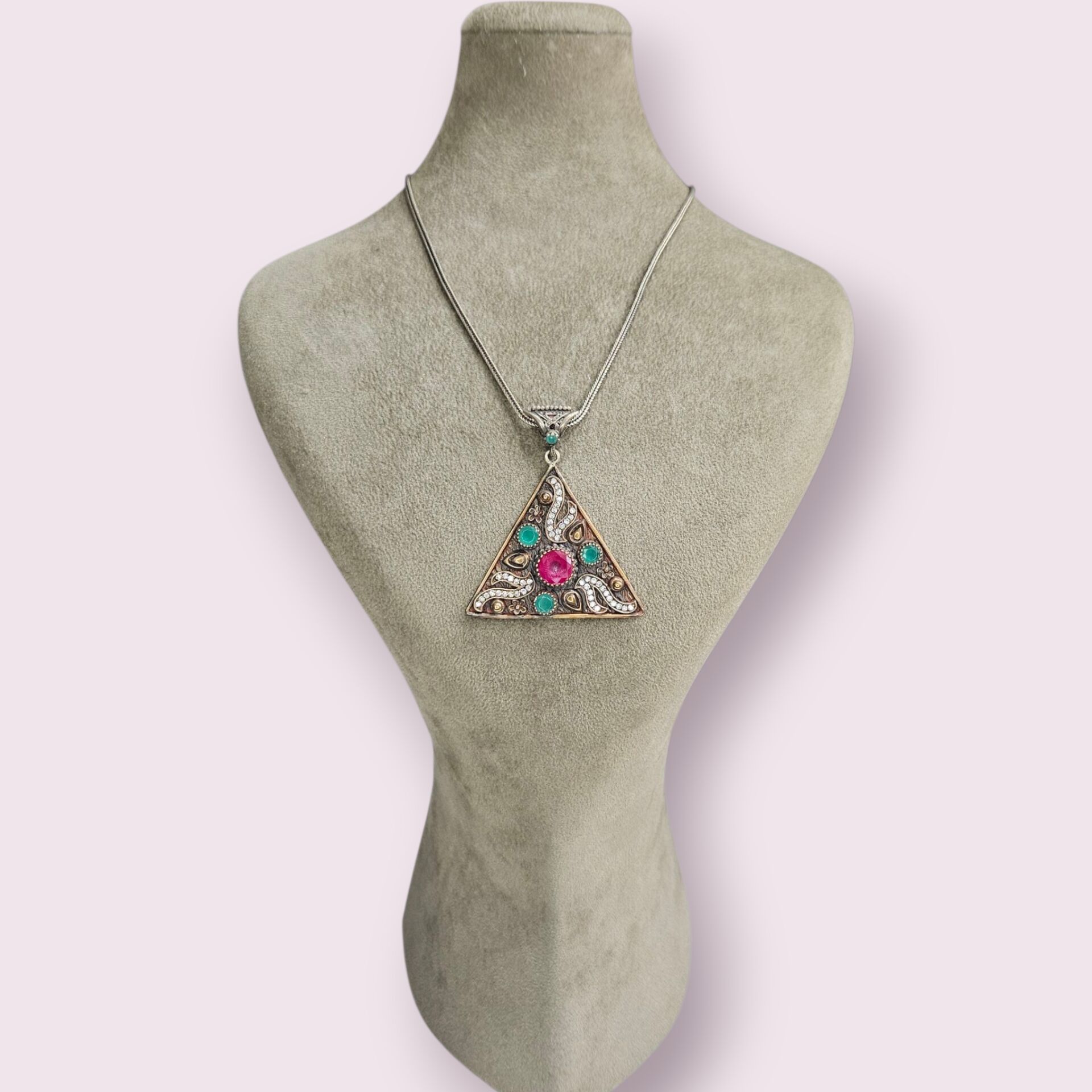Üçgen Form Yakut ve Zümrüt Taşlı Otantik Gümüş Kolye