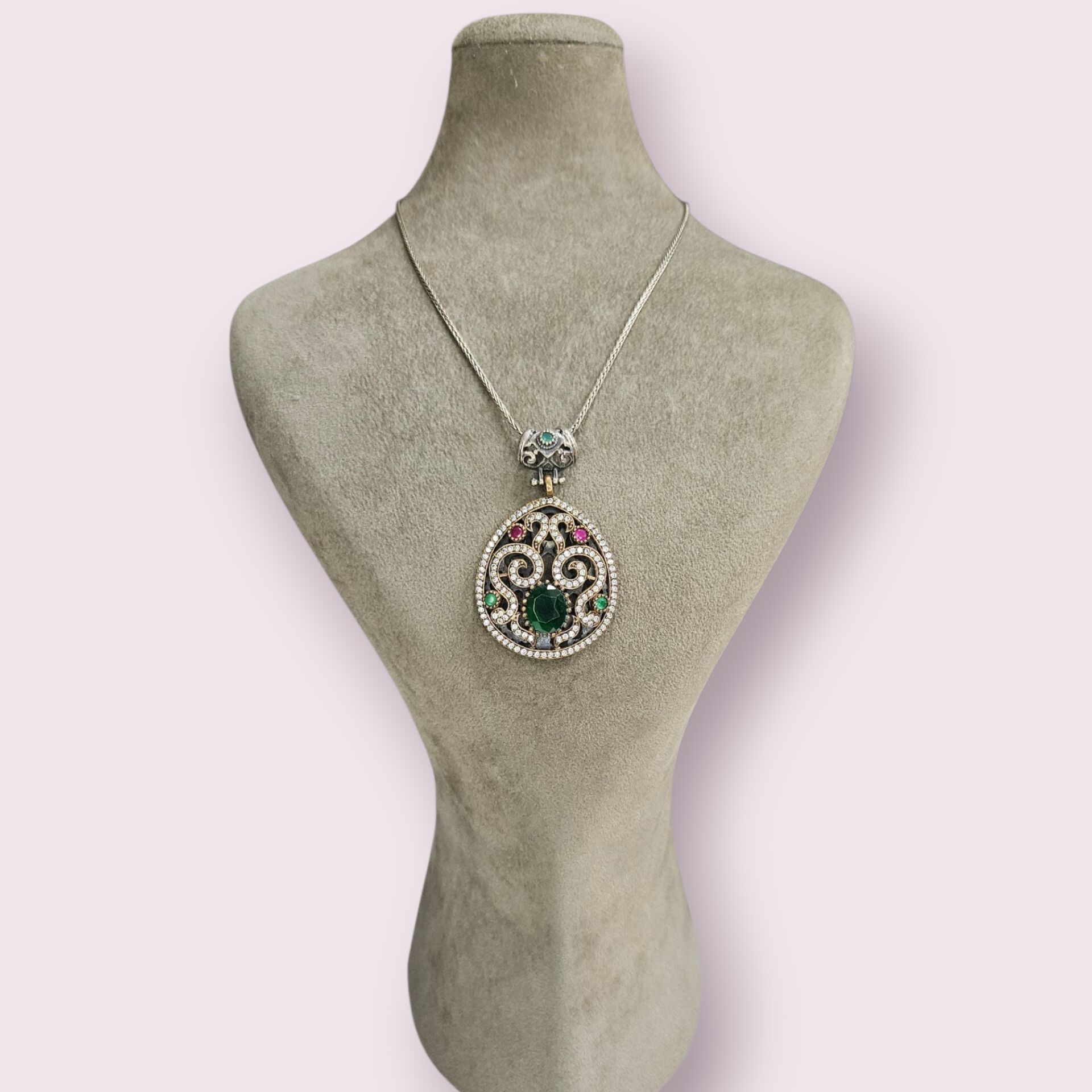 Damla Form Yakut ve Zümrüt Taşlı Otantik Gümüş Kolye