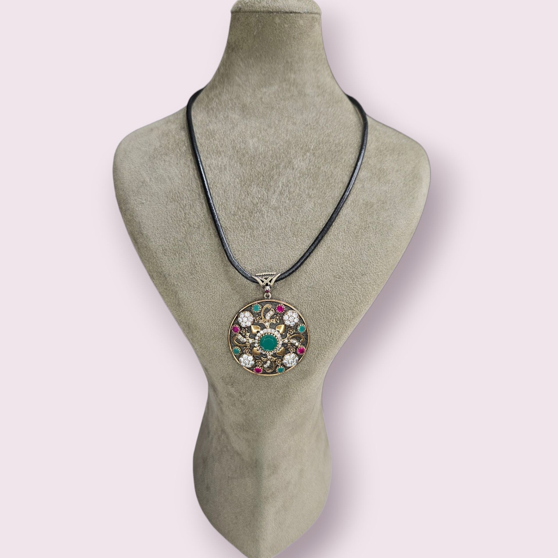 Daire Form Yakut ve Zümrüt Taşlı Büyük Boy Otantik Gümüş Kolye