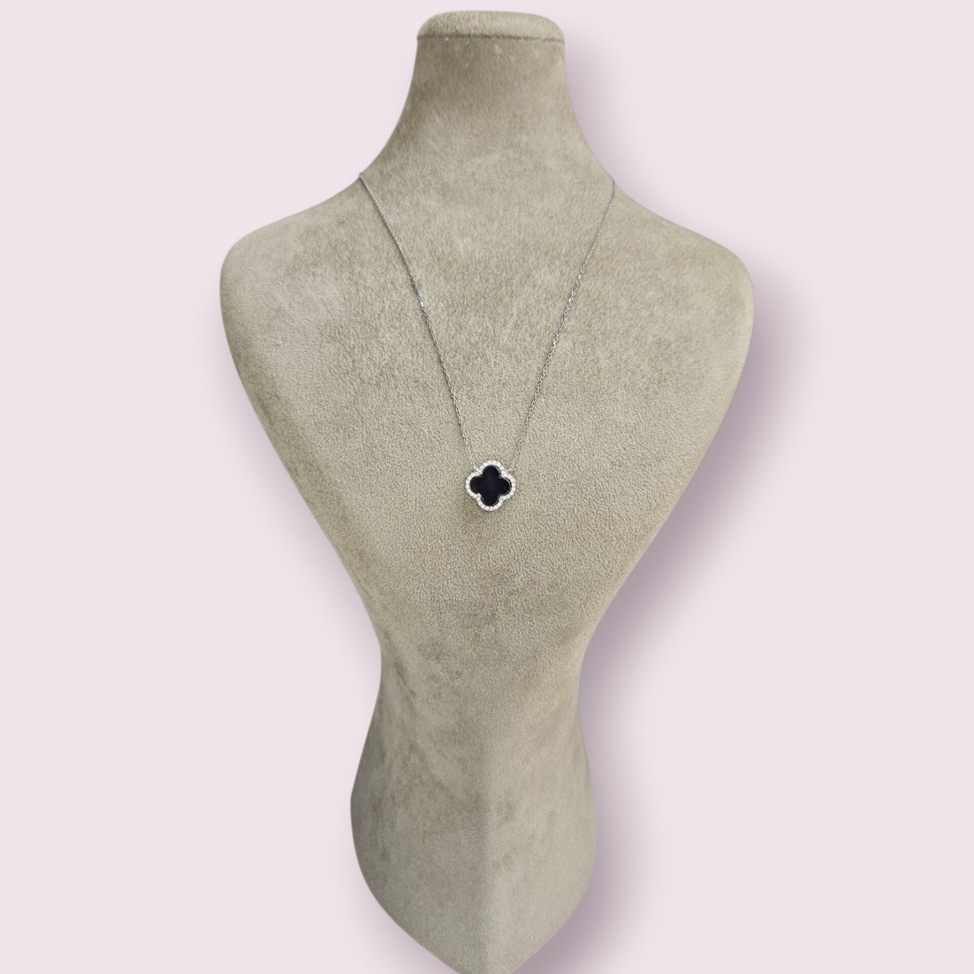 Siyah Renk Yonca Model Gümüş Kolye