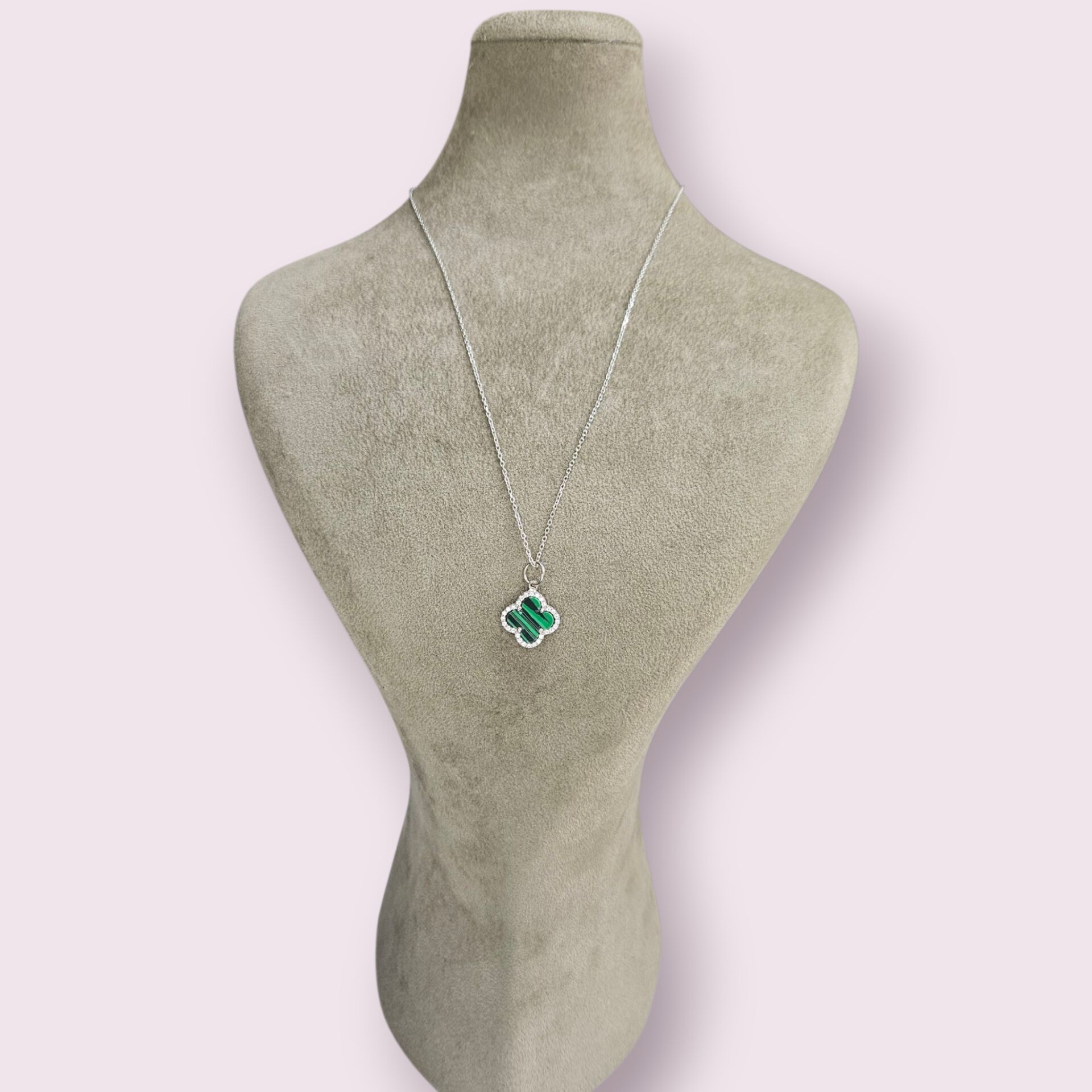 Yeşil Renk Yan Taşlar Zirkon Yonca Model Gümüş Kolye