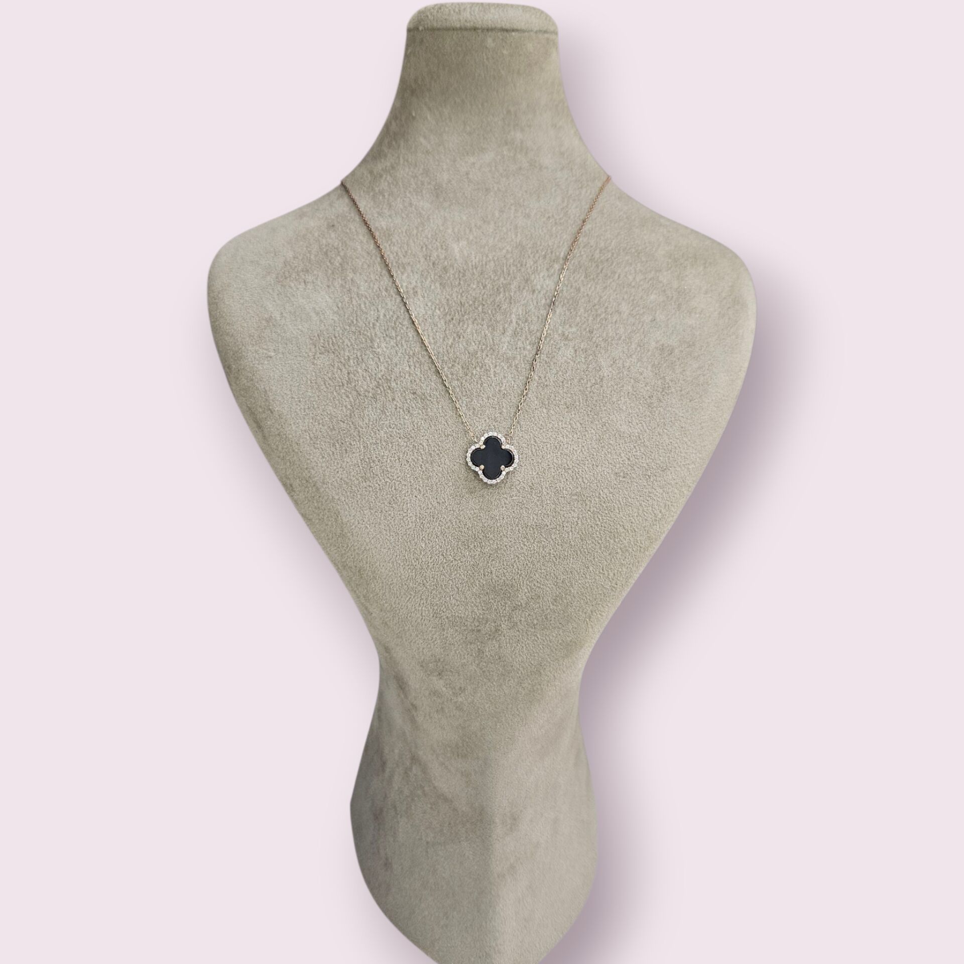 Siyah Renk Yan Taşları Zirkon Yonca Model Gümüş Kolye