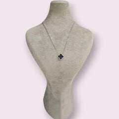 Siyah Renk Yan Taşları Zirkon Yonca Model Gümüş Kolye