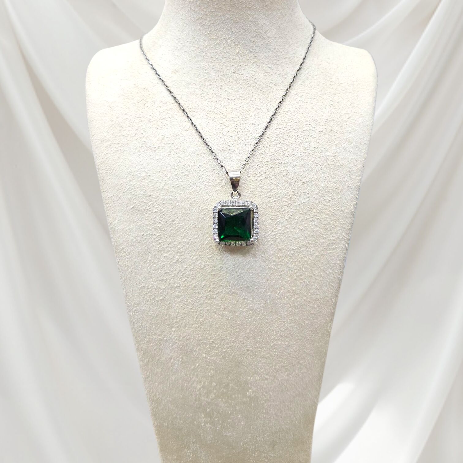 Zümrüt Yeşili Taşlı Gümüş Kolye