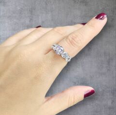 Orta Taş Pembe Pırlanta İşçiliğinde Beştaş Gümüş Yüzük