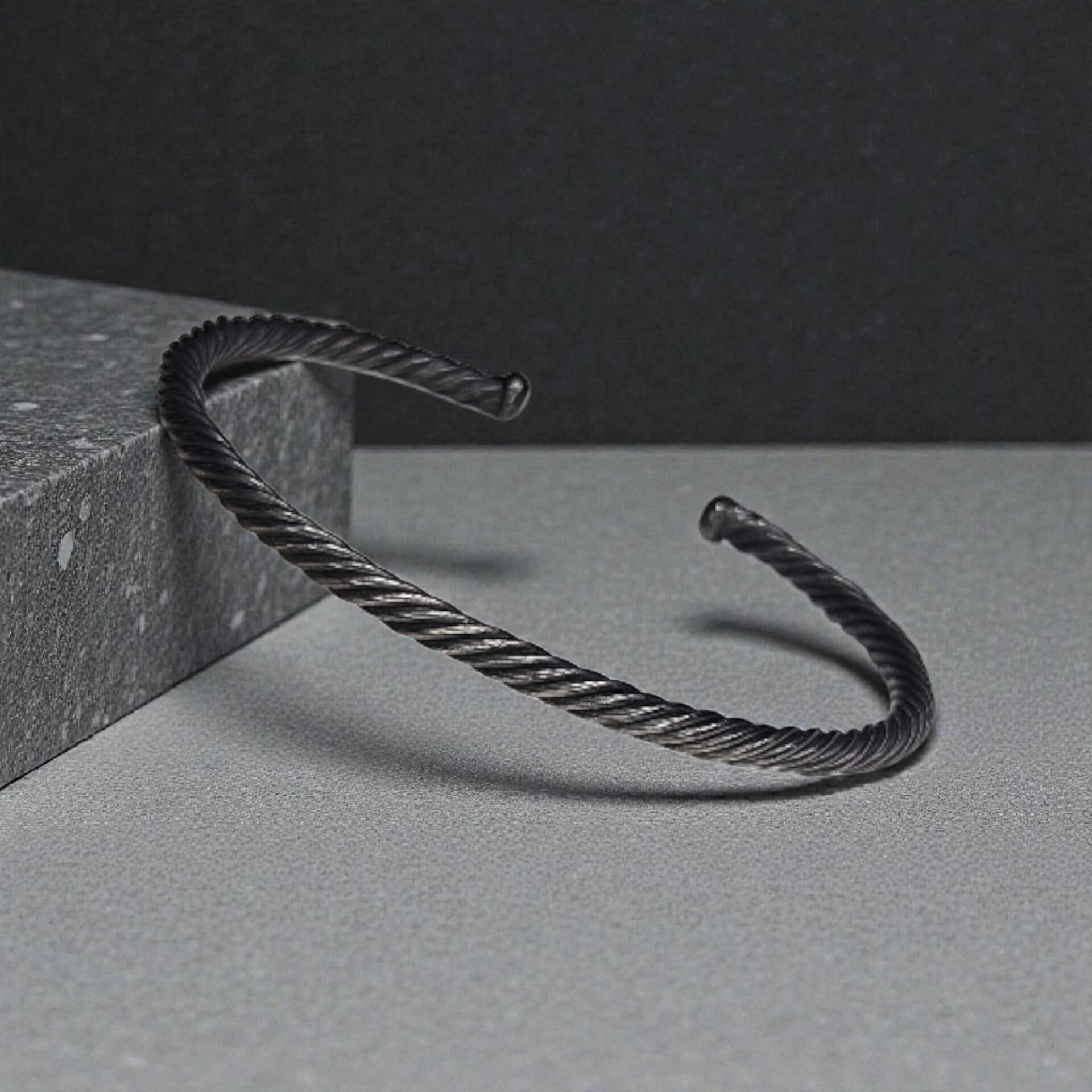 Siyah Rodajlı Erkek Gümüş Kelepçe Bileklik