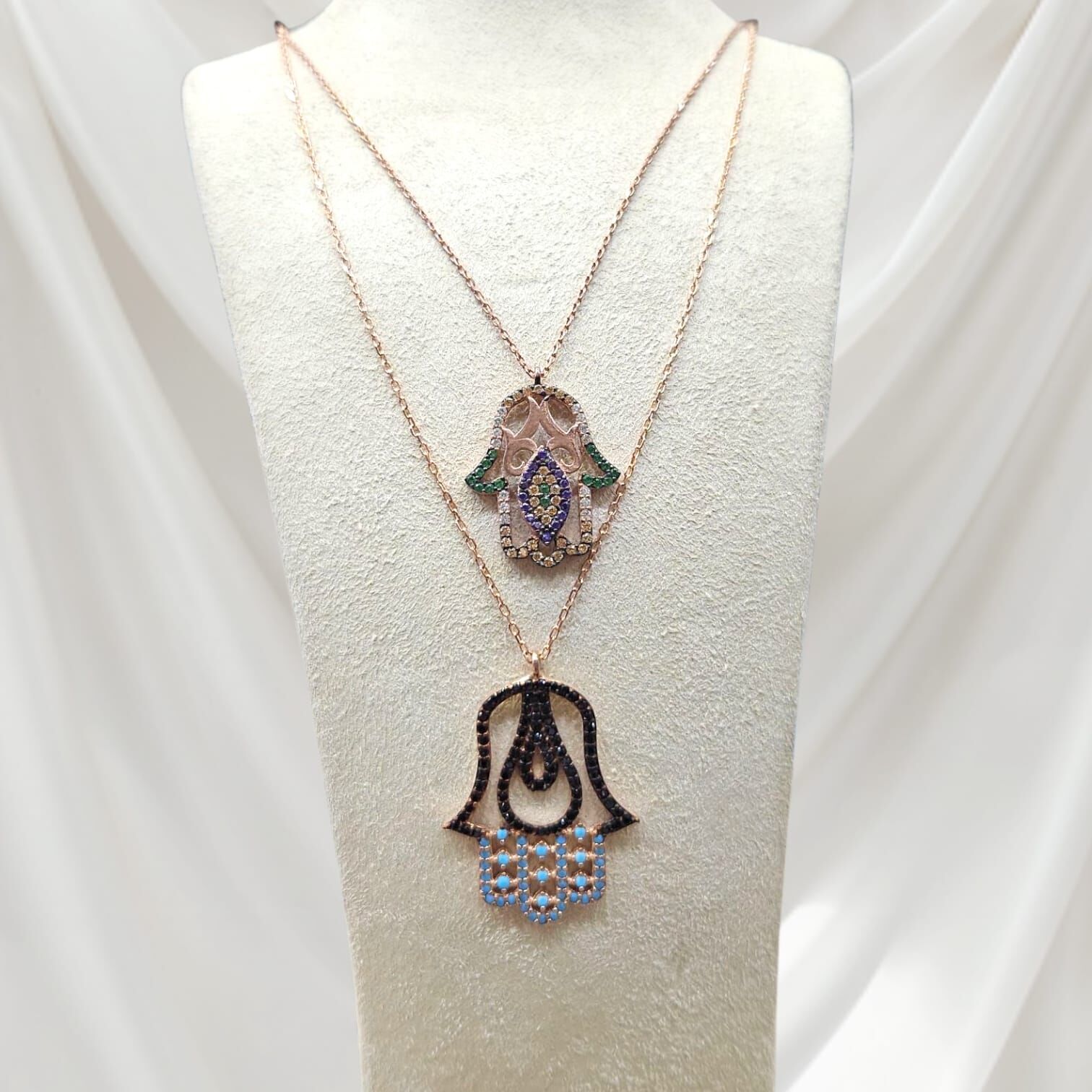 Taşlı Fatma Ananın Eli Kolye