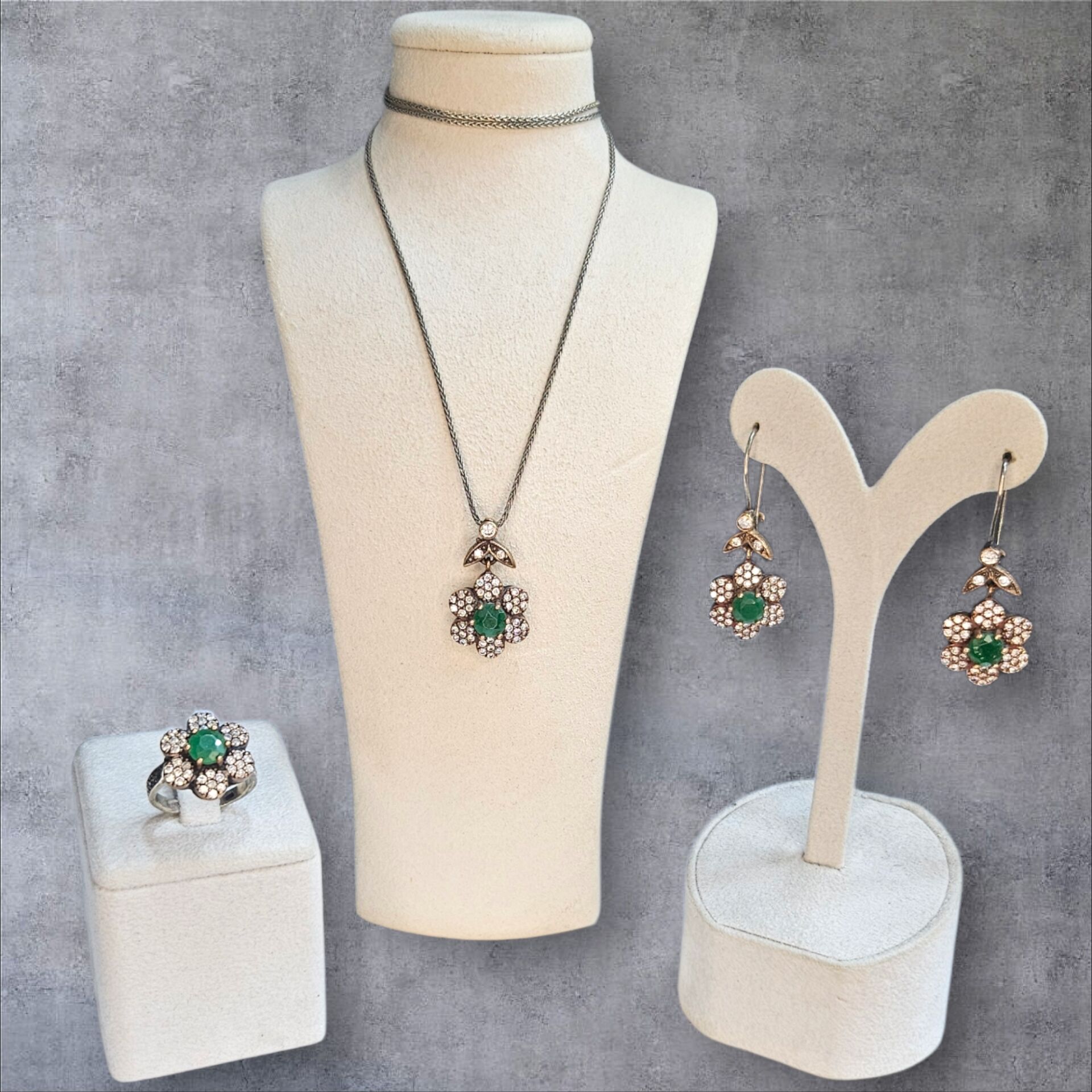 Elmas Model Çiçek Form Zümrüt Taş Gümüş Set