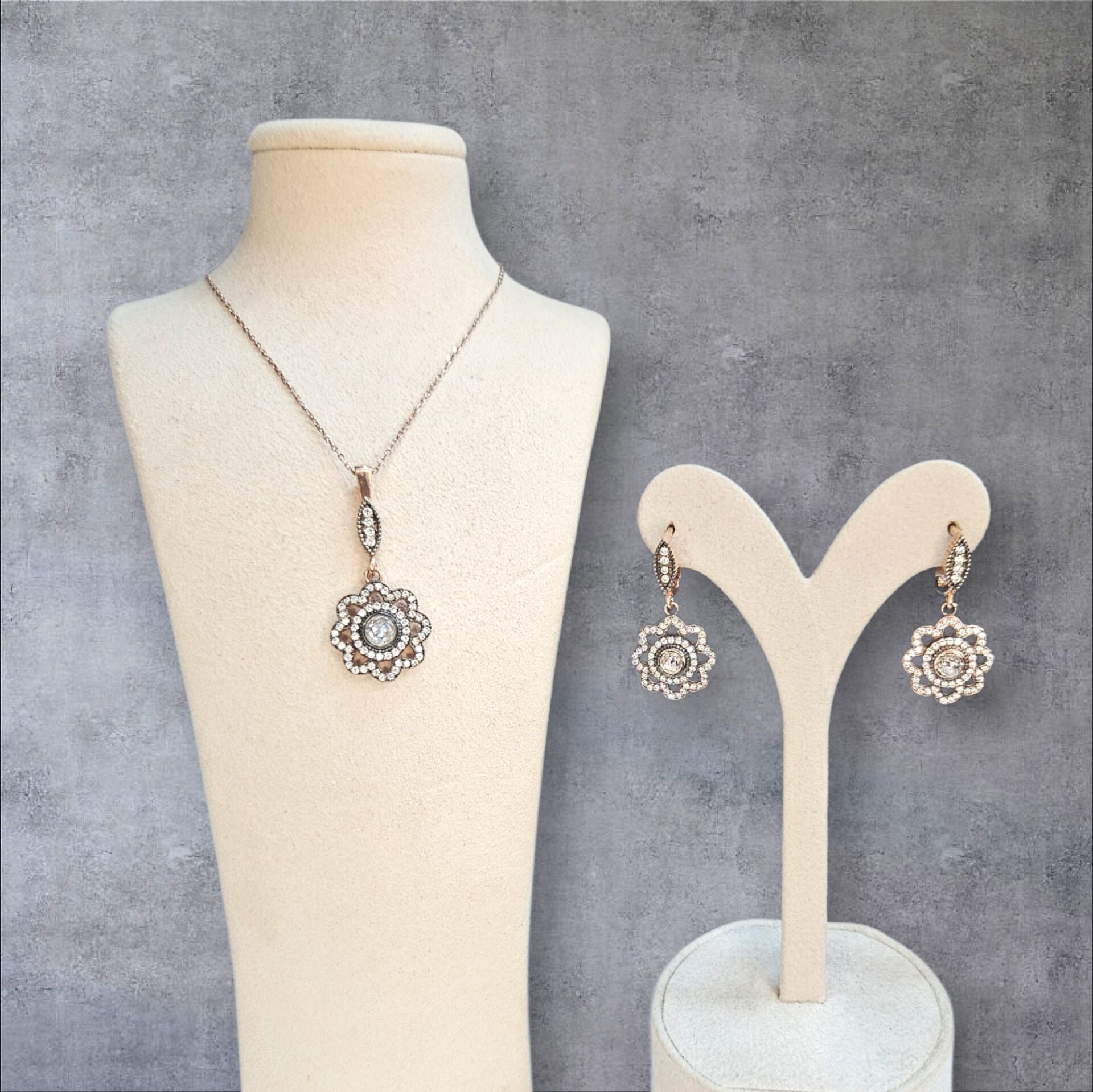 Elmas Model Çiçek Form Kristal Taş Gümüş Set