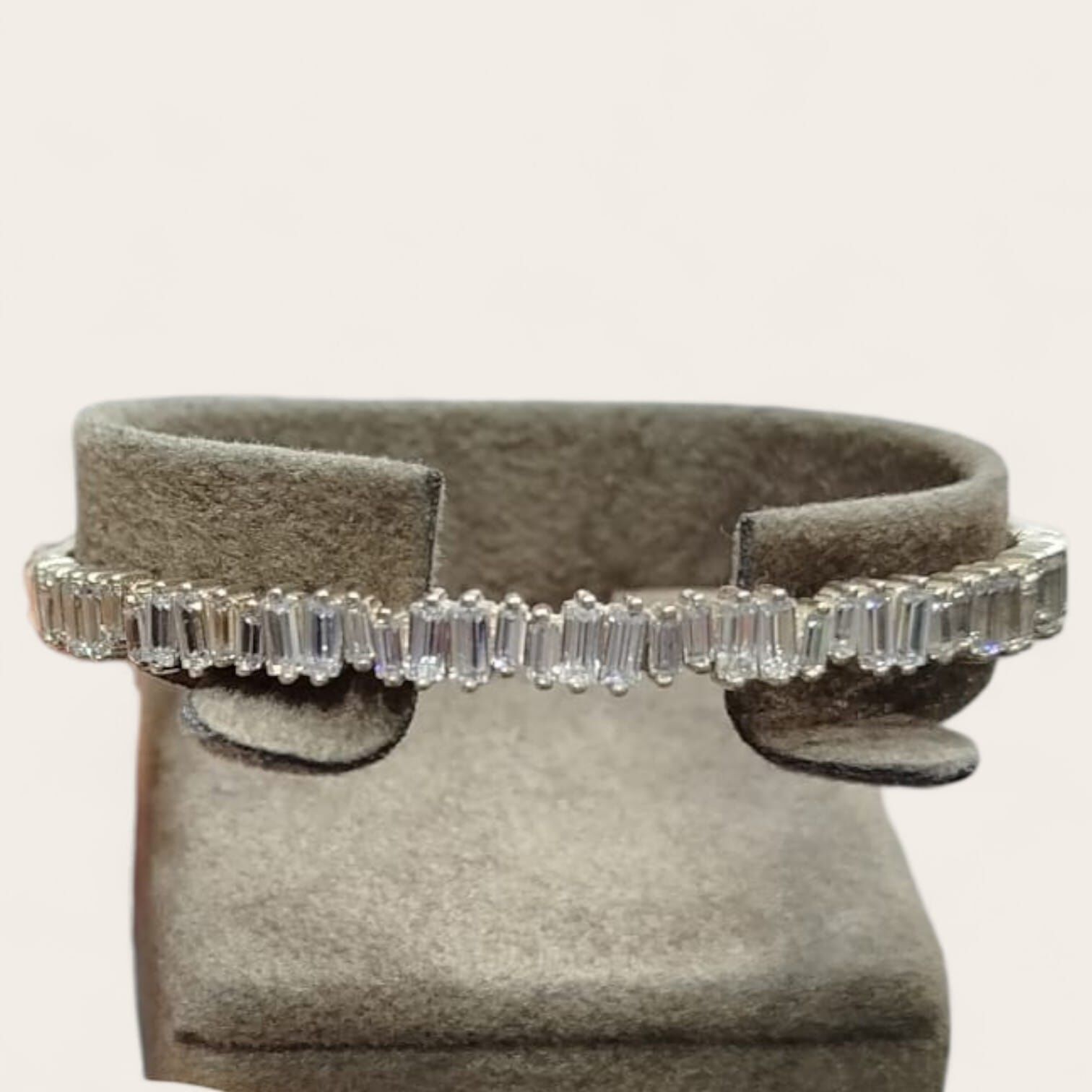 Elmas Kesim Taşlı Gümüş Kelepçe Bileklik