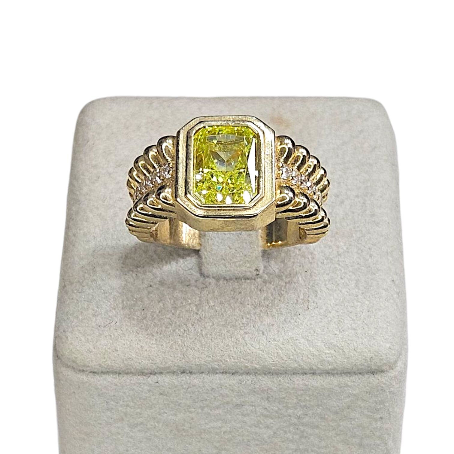 Yeşil Renk Taşlı Gold Yüzük