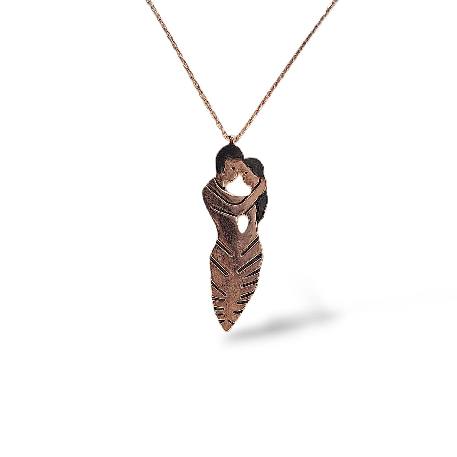 Birbirine sarılan Kadın-Erkek Figürlü Rose Kaplama Gümüş Kolye