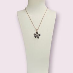 Siyah Taşlı Çiçek Model Rose Kaplama Gümüş Kolye