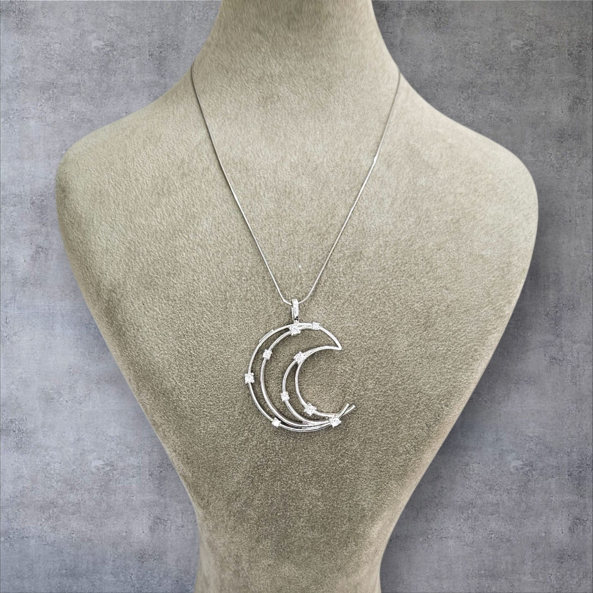 Büyük Hilal Taşlı Kadın Şık Gümüş Kolye